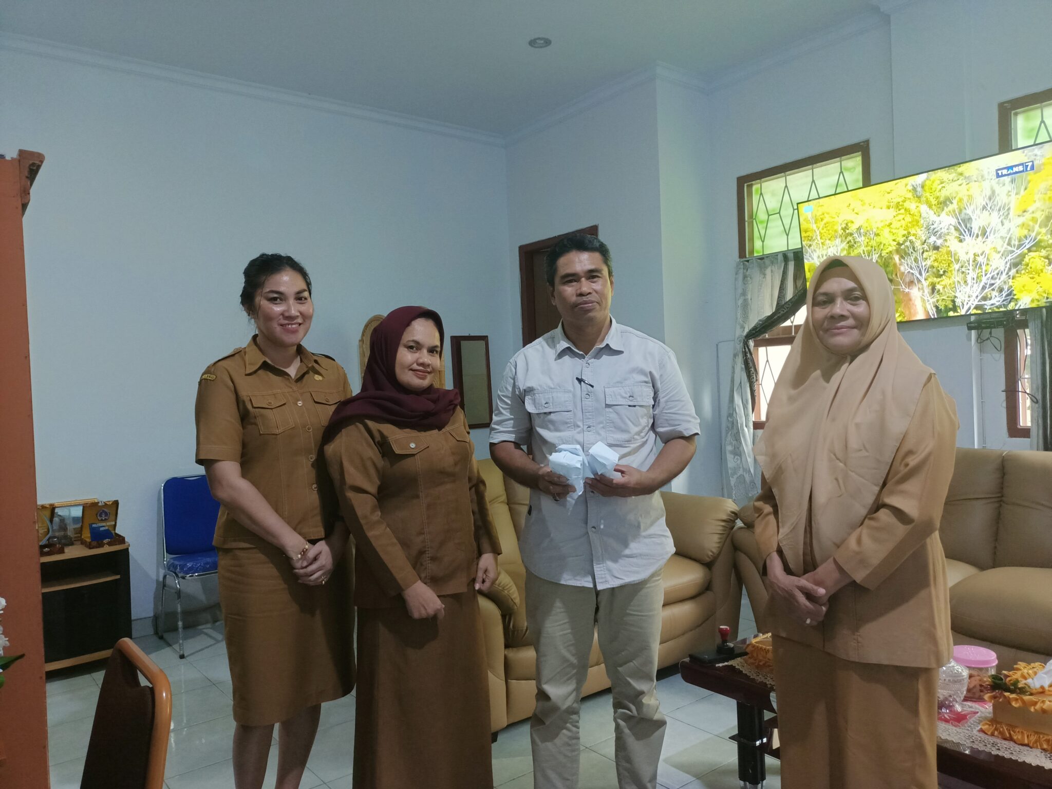 Penyerahan Dokumen Adminduk Kepada Kepala Kecamatan Pulau Haruku